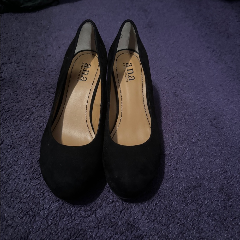 Black wedges